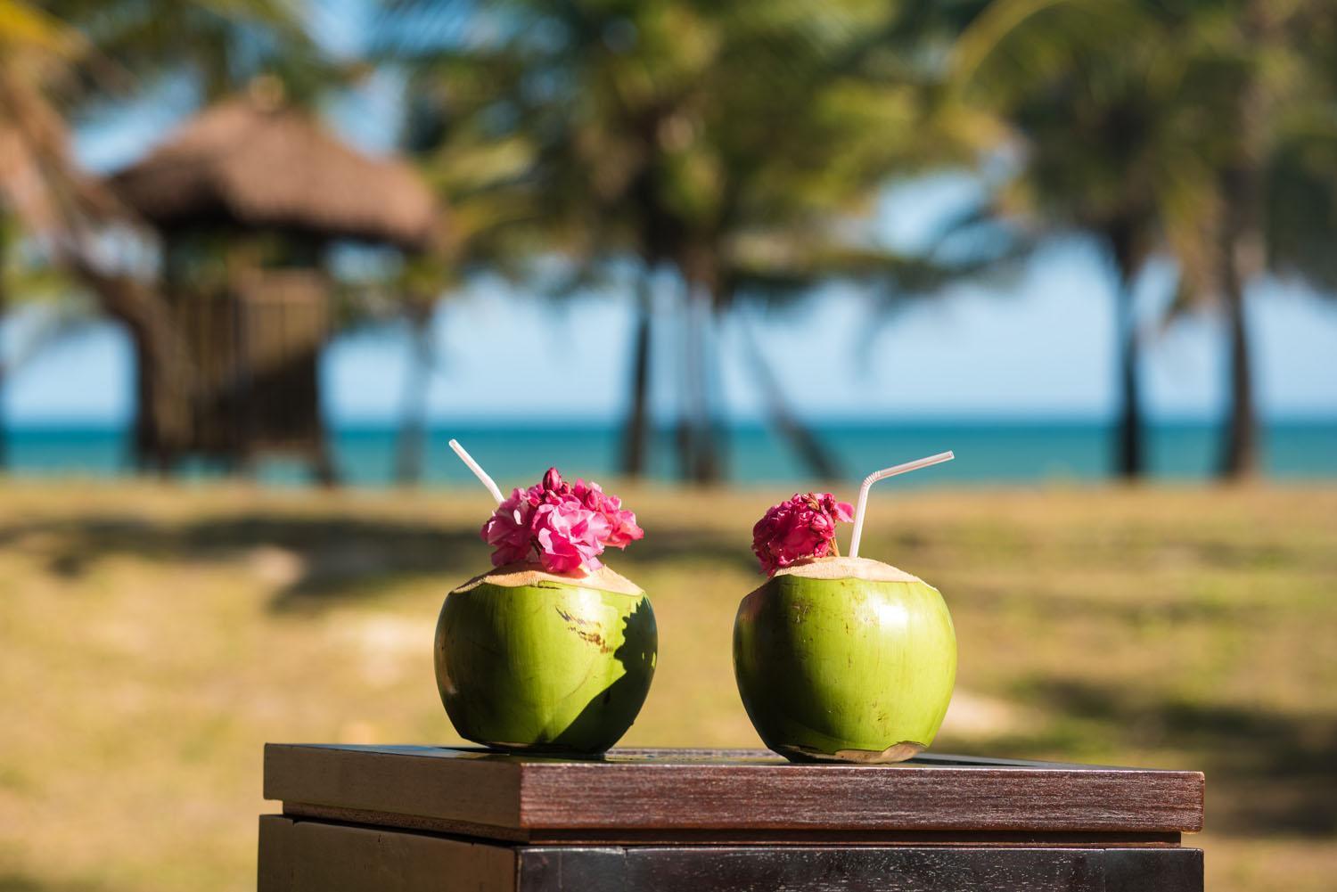 Vila Gale Resort Mares 瓜拉久巴 外观 照片 Coconut drinks