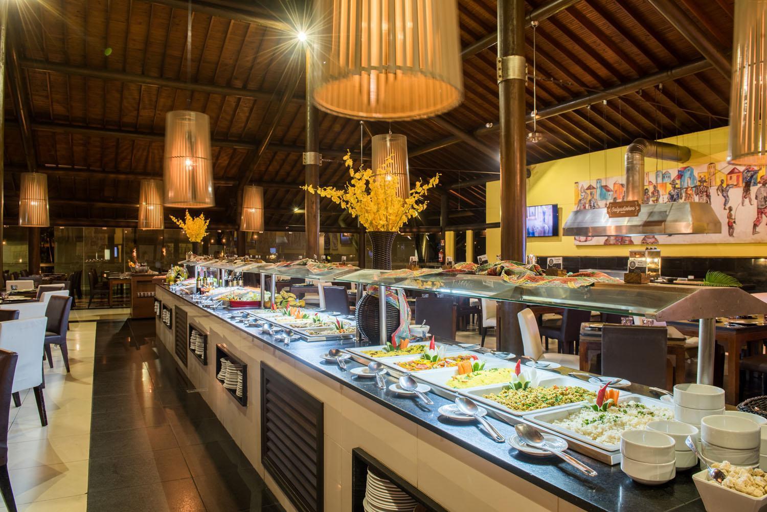 Vila Gale Resort Mares 瓜拉久巴 外观 照片 A buffet at a hotel