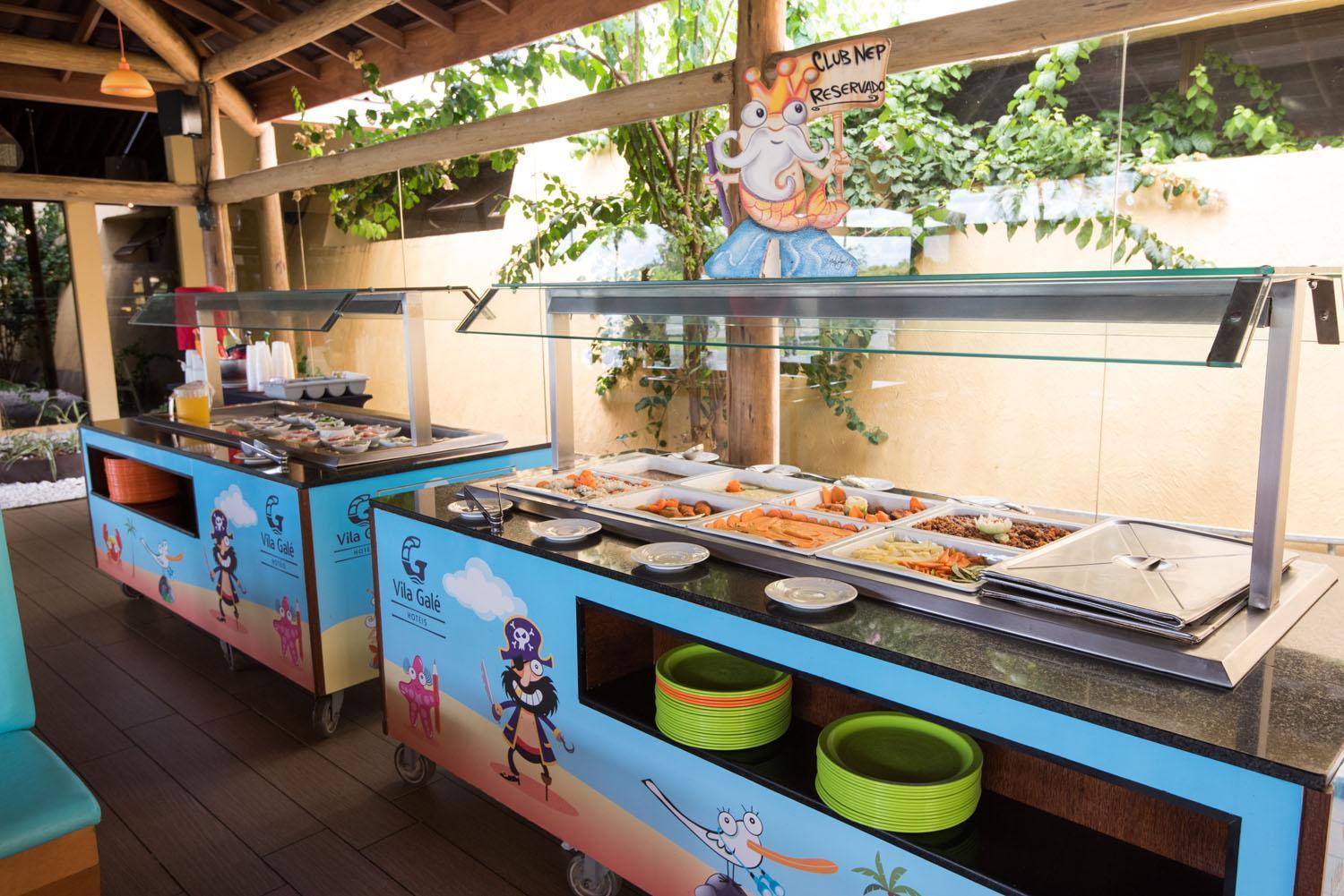 Vila Gale Resort Mares 瓜拉久巴 外观 照片 A buffet at a hotel